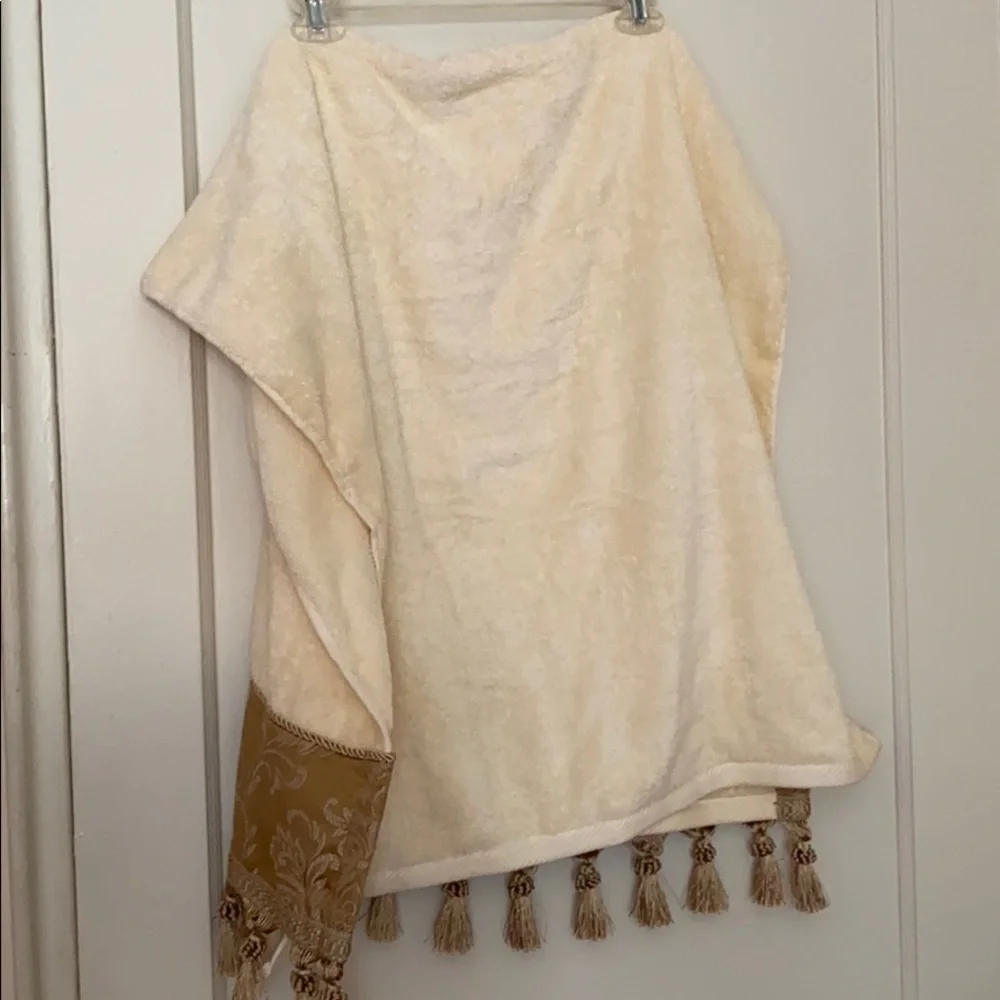 Croscill home yellow & gold bath and hand towel
